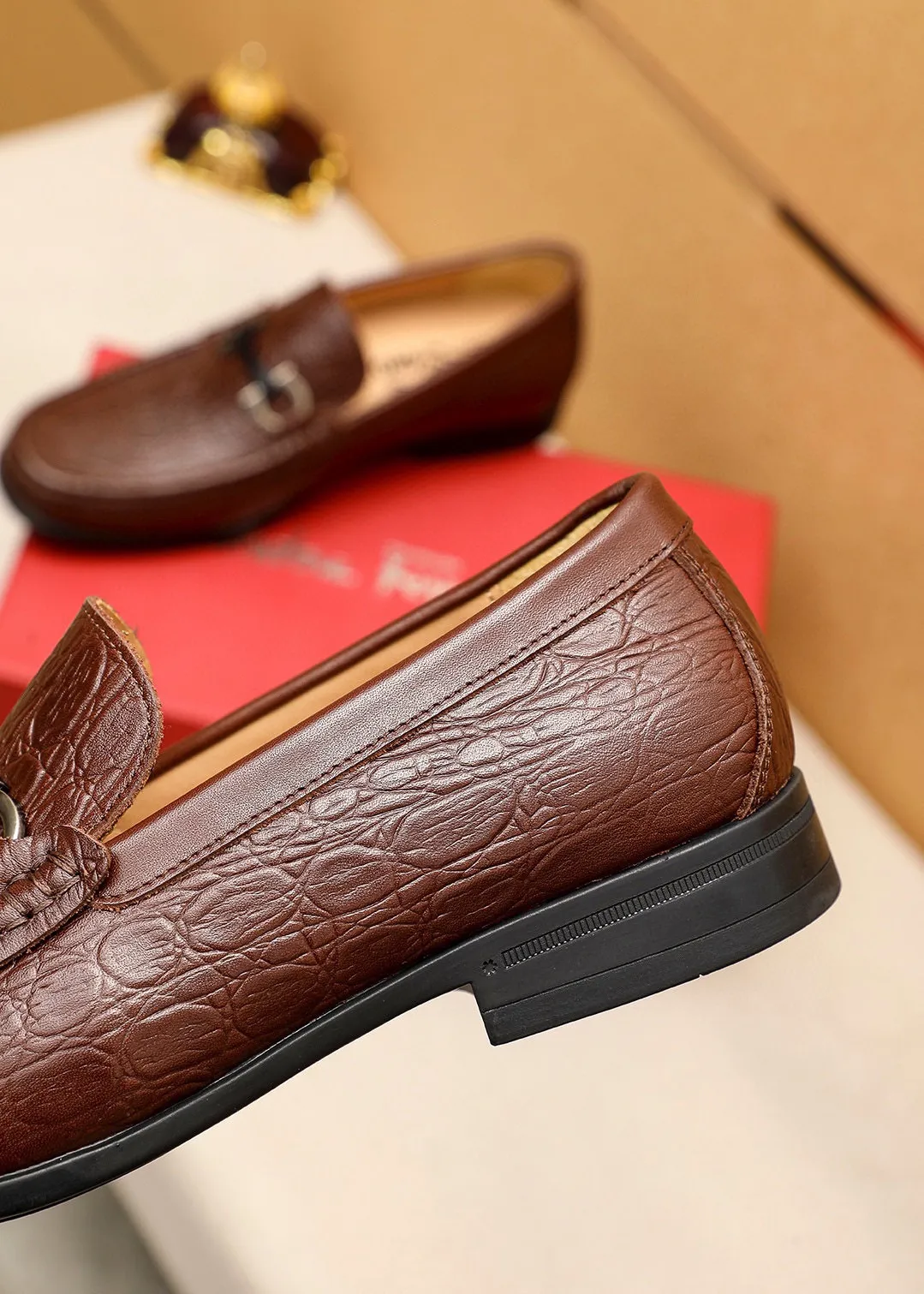 Men's shoes 💰480 💐 Product trademark: Ferragamo "Ferragamo" casual leather shoes Regular size: 38-44 (45🉑️customized) Product materials: Selected imported first-layer cowhide embossed upper + luxury hardware buckle, imported water-dyed cowhide leather lining. Strong three-dimensional visual effect, original rubber outsole Color: 2⃣️colors available